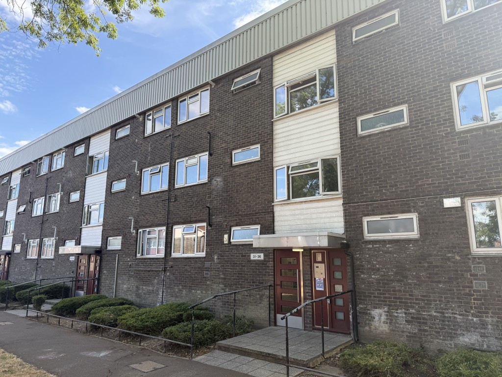Lot: 206 - GROUND FLOOR FLAT WITH LONG LEASE - Front elevation with entrance
